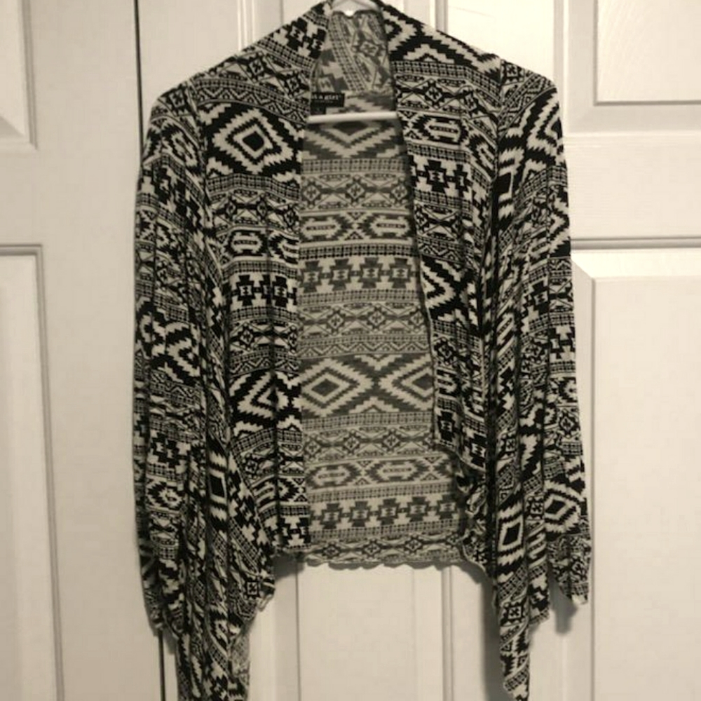 "About A Girl" Flowy cardigan/wrap. Size: Lg. Black and White geometric pattern